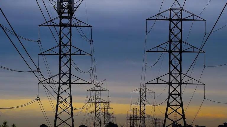 Wholesale electricity prices plunge 27 per cent as solar and battery storage surge