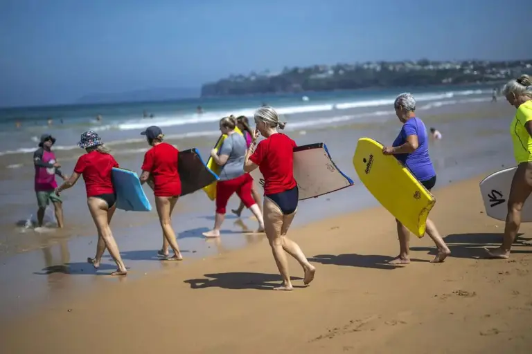 Silver Surfers第三季在曼利海滩回归，滑板体验课每节25澳元
