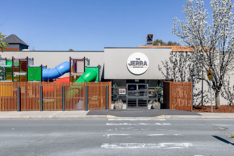 Jerrabomberra Tavern（杰拉堡酒馆）改造为适合家庭的酒吧，推出全新菜单