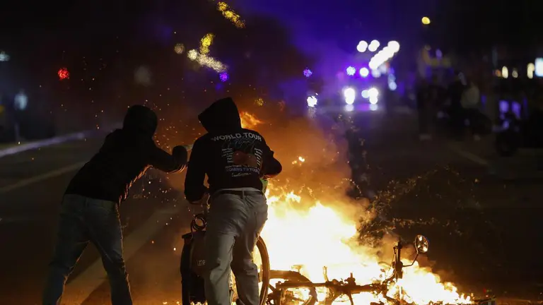 Anti-system rioters loot shops, set fires in Barcelona
