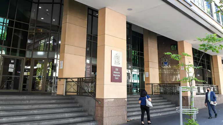 蒂莫西·布拉米尔斯 (Timothy Blamires) 案：教师被指控在厕所安装摄像头，向检方提出认罪协议