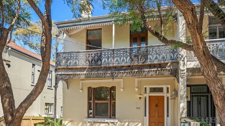 Family pays $220,000 above reserve for Stanmore ‘renovators delight’