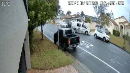 监控拍到通缉男子在黄金海岸贝诺瓦涉嫌撞击警车，三名警员受伤