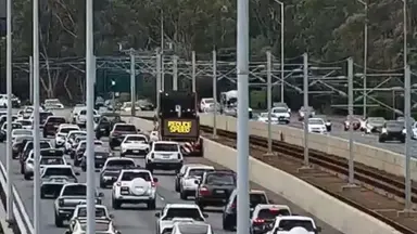 퍼스 교통: 일요일 저녁 Mount Henry Bridge 인근 Kwinana Freeway 차량 고장으로 혼잡