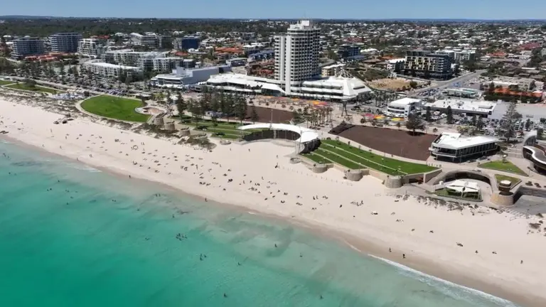 Stirling to investigate suitability of shark net at Perth’s popular Scarborough Beach