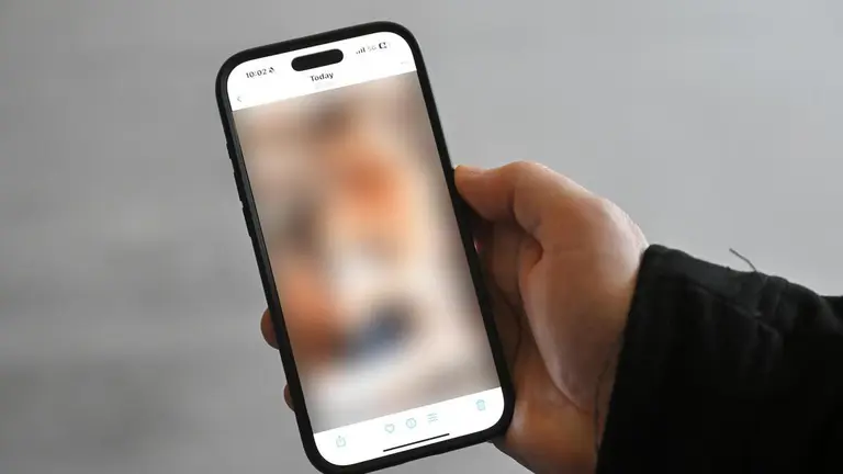 据称手机中发现数百万份虐待文件