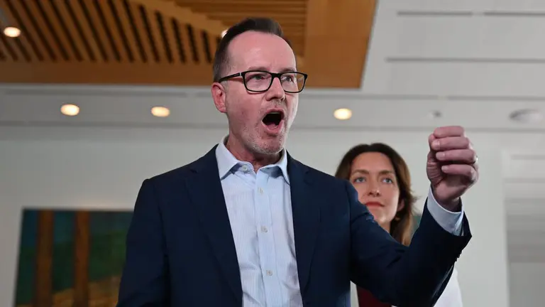 绿党参议员乔丹·斯蒂尔-约翰否认辞职，该党调查不当行为指控