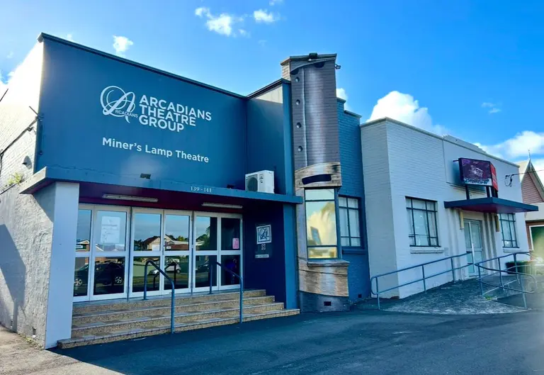 Arcadians剧团称演出将继续，尽管资金申请受挫