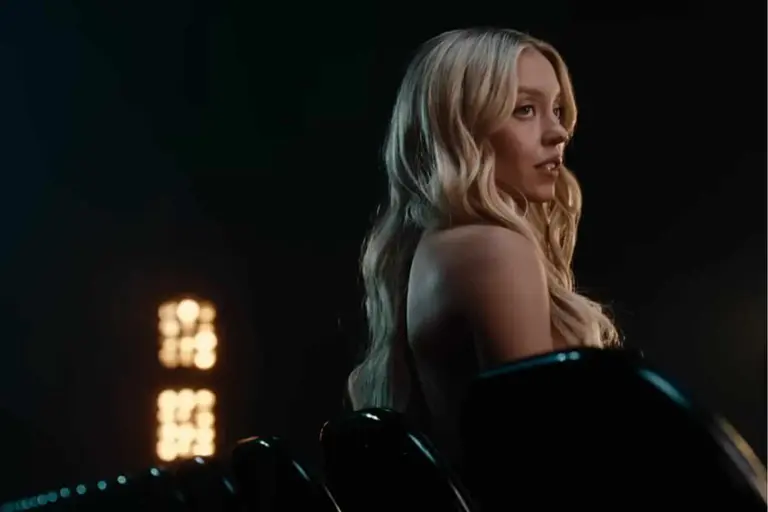시드니 스위니(Sydney Sweeney)의 또 다른 논란적 광고, 여성들을 다시 모욕하다