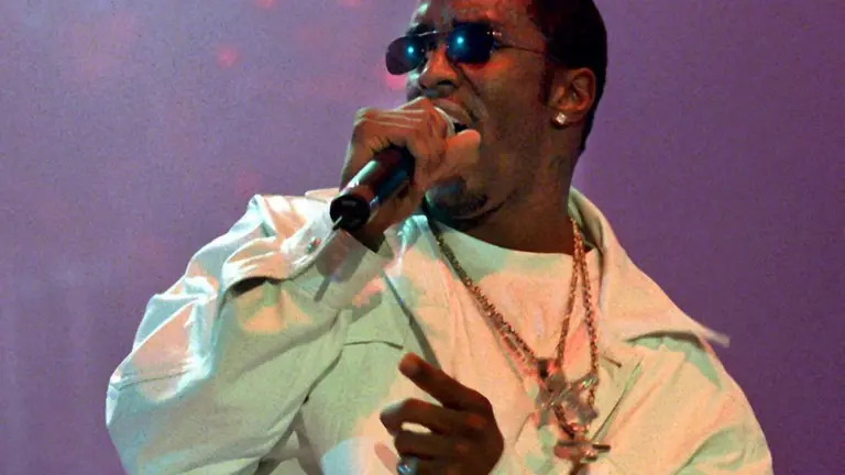 肖恩·“迪迪”·科姆斯 (Sean 'Diddy' Combs) 在监狱上下铺时头部受伤