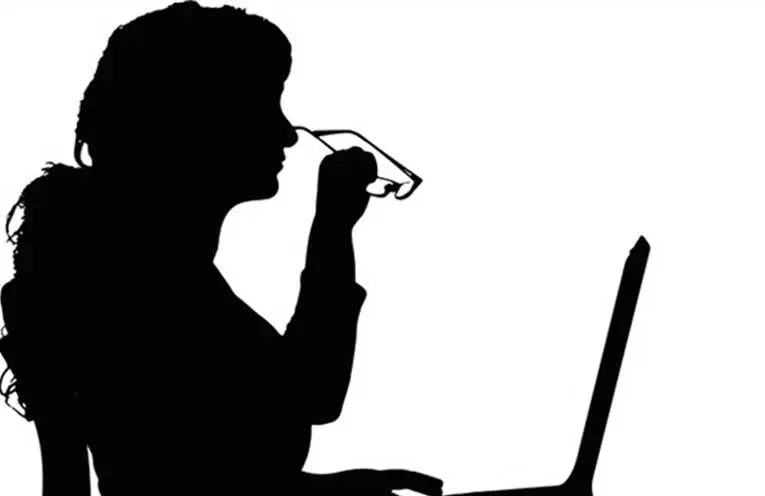 소파에 앉아 자스민다와 함께: 내 쓰레기통 가져가는 거야?