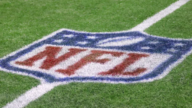 德州人队对阵美洲豹队的伦敦比赛中，NFL裁判滑倒后被担架车送下场