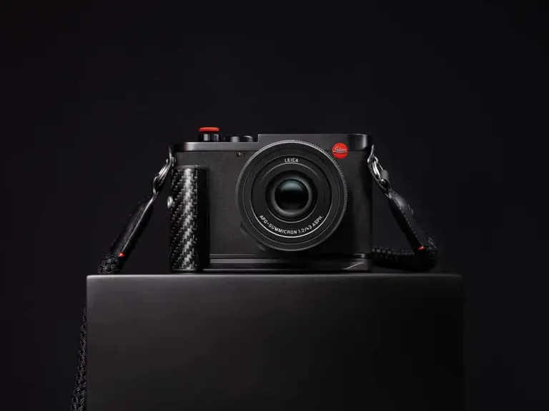 Leica推出14190澳元的一级方程式特别版相机，配碳纤维无线充电手柄及全黑麂皮绒包覆
