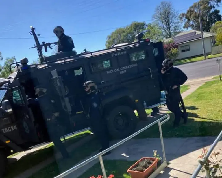 Cootamundra siege ends after almost 24 hours