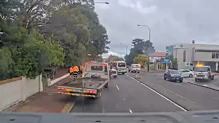 珀斯交通：连环车祸导致斯德林公路 (Stirling Highway) 关闭，一名女子受伤