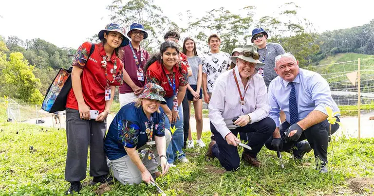 学生志愿者为霍恩斯比公园 (Hornsby Park) 种植 800 棵新树
