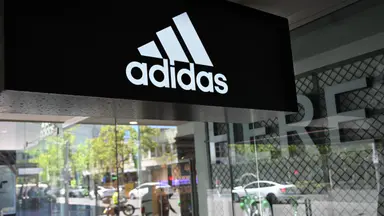 패션 분쟁: 아디다스 (Adidas), 화이트 폭스 (White Fox)의 줄무늬 제거 소송 제기