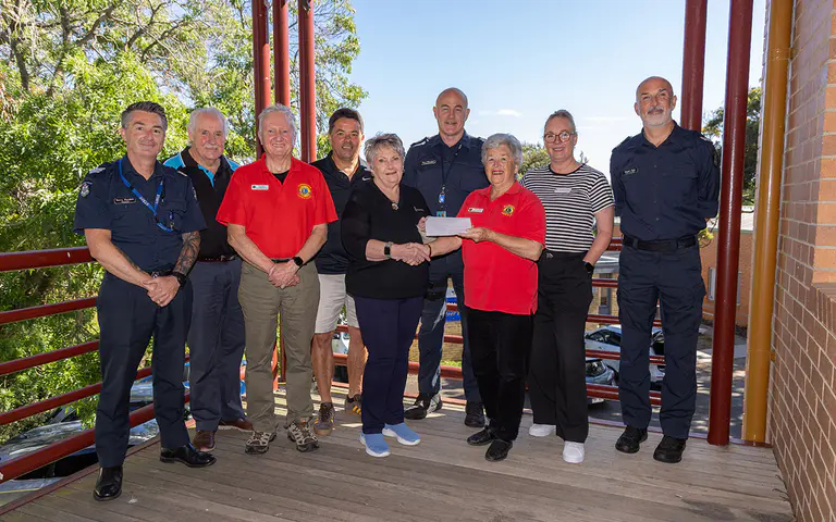 Mornington Lions Club donates to Blue Ribbon