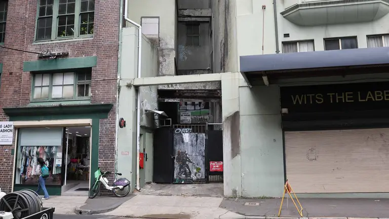서리힐스: 17세 소년, 시드니 (Sydney) 동부에서 5층 건물에서 추락 후 사망
