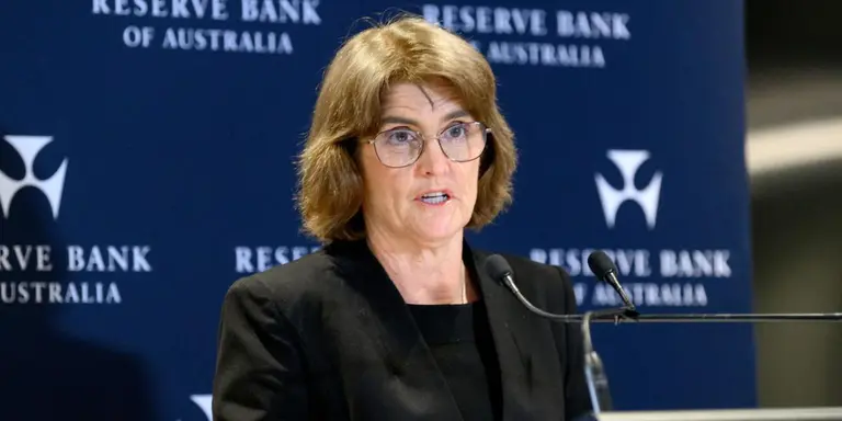 Reserve Bank Governor returns to UNE for Graduation