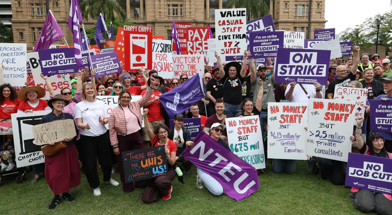 昆士兰州 NTEU (National Tertiary Education Union) 成员集会抗议工资削减