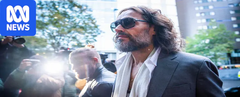 러셀 브랜드 (Russell Brand), 세 번째 여성의 증언에 침묵하며 법정에서 강간 혐의로 재판받아