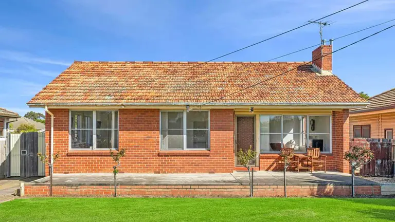 PropTrack data reveals Geelong property values falling as rate rises hit investor demand