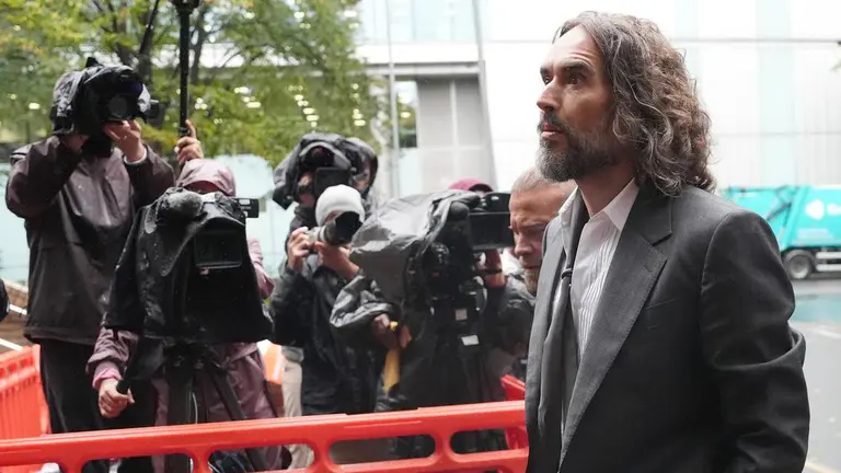 러셀 브랜드 (Russell Brand) TV 방송국 성폭행 혐의 영국 재판 증언