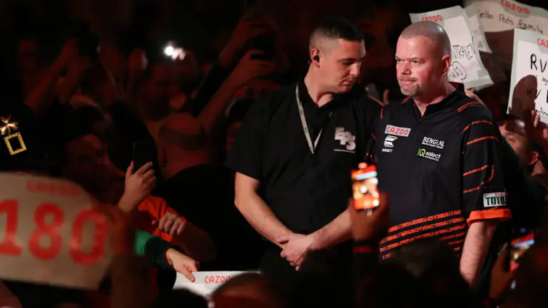 PDC飞镖走场十大经典时刻：从菲尔·泰勒 (Phil Taylor) 到雷蒙德·范·巴尔内维尔德 (Raymond van Barneveld)