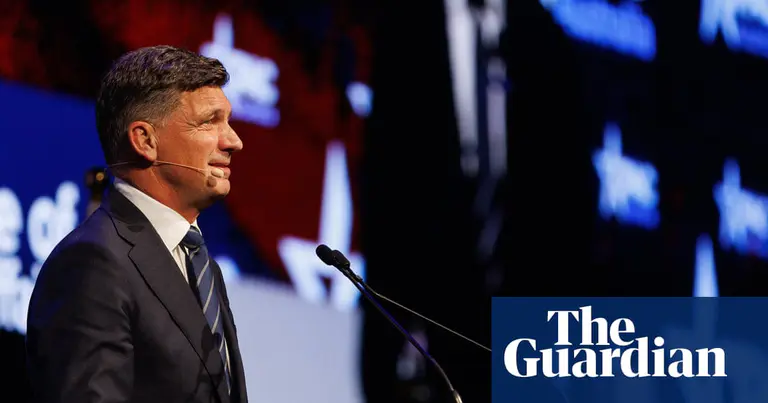 “능글맞은 경영 컨설턴트”: 폴린 핸슨 (Pauline Hanson) 의원, 앵거스 테일러 (Angus Taylor) 비판 및 CPAC 행사에서 야유