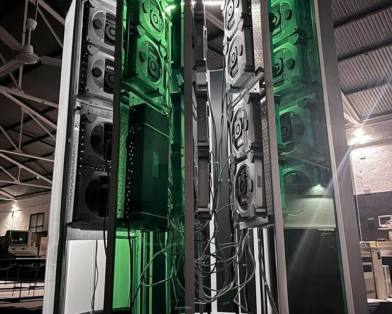 A Cray-1 supercomputer replica from 30 "obsolete" Mac Minis