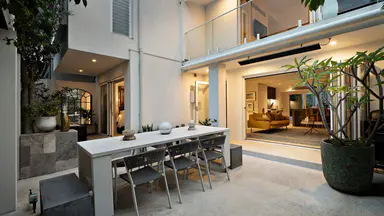 Daddy Cool主唱Ross Wilson（Daddy Cool乐队）挂牌出售装修一新的Port Melbourne住宅，报价260万澳元