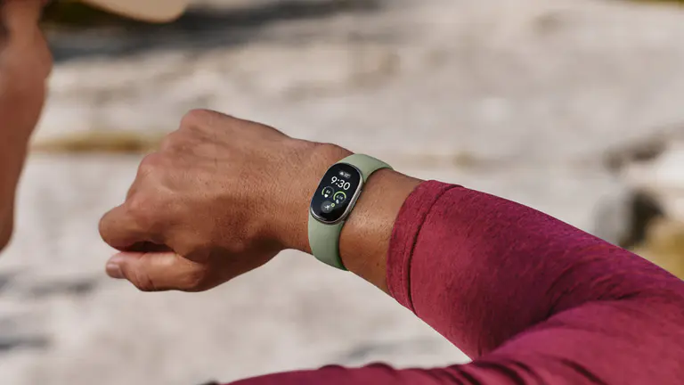 Google announces the Fitbit Edge, a middle ground between Pixel Watch 5 and Fitbit Air